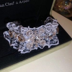 Détail macro du bracelet en dentelle avec cristaux en forme de goutte sur velours