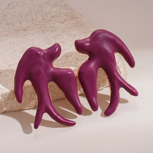 Vue détaillée de boucles d'oreilles corail violet foncé avec bordure dorée