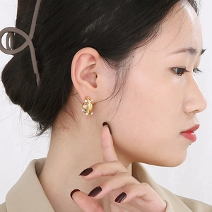 18K gold plated C-shaped hammered earrings with white pearls and zircon on model