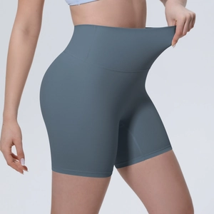 Détail du tissu extensible et de la taille haute large du short de sport