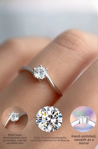 Dettaglio macro dell'anello in argento S925 con moissanite e castone classico a sei griffe