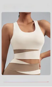 Détail de la brassière de sport bicolore beige et café en tissu haute élasticité