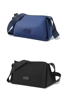 Vista vertical de bolsos cruzados de nailon en azul marino y negro con correas anchas