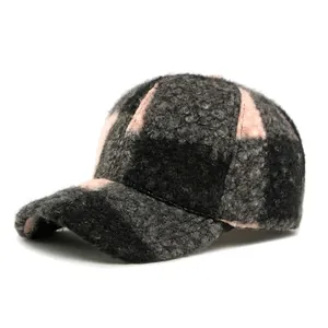 Winter baseballpet van sherpa voor dames en heren met geruit patroon in donkergrijs en roze