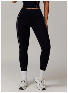 Vista frontal de leggings negros de yoga de cintura alta con rayas blancas laterales