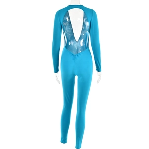 Detailansicht der Rückseite eines blauen rückenfreien Bodys mit eleganter Raffung und langen Ärmeln