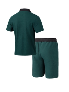 Détail du tissu en maille gaufrée sur l'ensemble décontracté vert foncé pour homme avec short