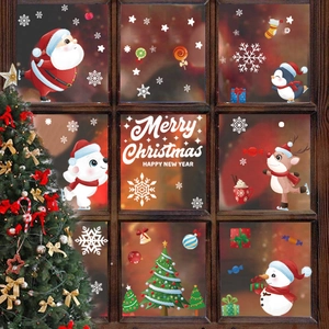 Details der weihnachtlichen Fensterbilder mit Weihnachtsmann und Rentier auf Glas