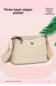 Détail du sac bandoulière en nylon montrant trois couches de rangement zippées