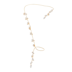 Catena da corpo dorata con zirconi a foglia taglio marquise su sfondo bianco