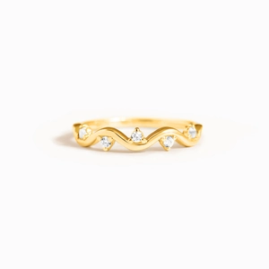 Elegant s925 silver wavy ring with gold finish and five sparkling cubic zirconia stones