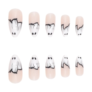 Schattige Halloween-geest kunstnagels in lange amandelvorm met een roze nude basis