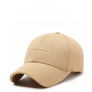 Détail de la broderie melcus sur une casquette de baseball texturée beige clair