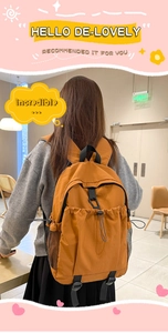 Detail eines orangefarbenen Nylonrucksacks mit Kordelzugtasche und schwarzer Netztasche