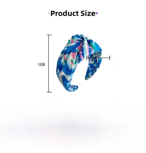 Detail of blue and pink floral knot headband with dimensions 18cm x 6.5cm