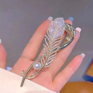 Elegant gold feather hair claw clip with rhinestones and pearl for women's hairstyles