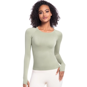 Dettaglio top sportivo verde chiaro slim-fit con fori per il pollice e tessuto senza cuciture