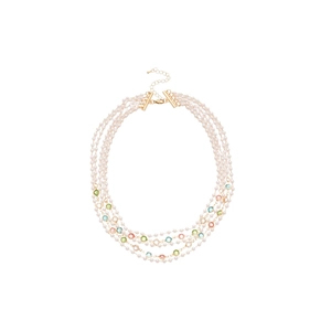 Collier de perles multicouche avec perles colorées et accents dorés sur fond blanc