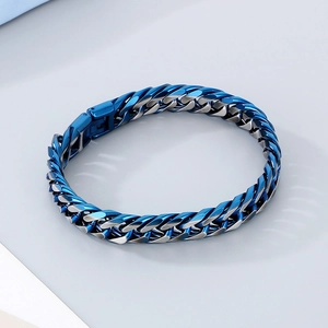 Détail du bracelet gourmette bleu et argent avec fermoir pliable sécurisé pour homme