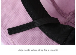Détail de la sangle velcro ajustable à l'intérieur du chapeau en maille rose