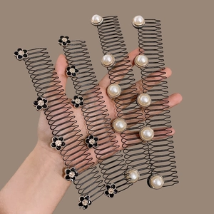 Set de peines para el cabello en metal negro con perlas blancas y flores de camelia