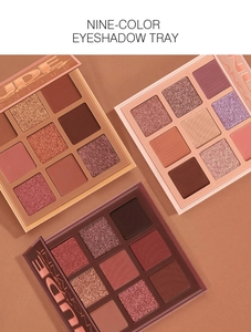 Trois palettes de fards à paupières nude de neuf couleurs aux textures mates et irisées