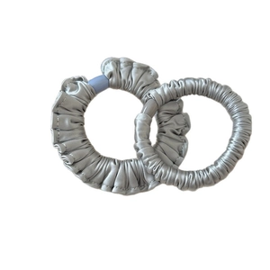 Chouchous élégants en satin gris argenté avec texture soie lisse pour femmes en lot