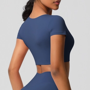 Gros plan du crop top de yoga bleu foncé sans couture montrant la texture mate du tissu
