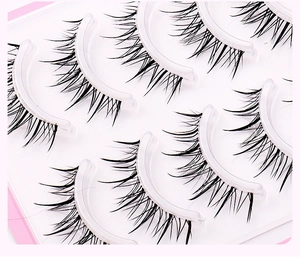 Détail macro de faux cils manga naturels avec bande invisible sur un plateau de présentation