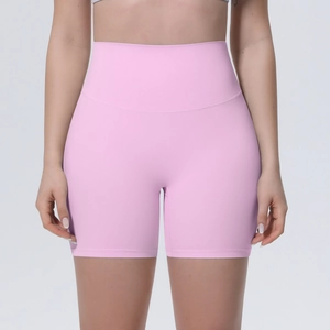 Gros plan sur la taille haute large et la texture sans couture du short de yoga rose clair