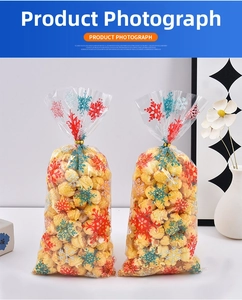 Détail de sachets de Noël en OPP avec flocons de neige et attaches dorées torsadées