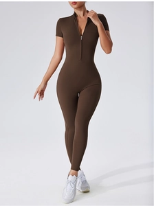 Vue détaillée du body de sport marron avec fermeture éclair et tissu extensible