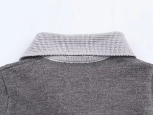 Vue détaillée du col arrière d'un pull en maille grise avec texture haute densité