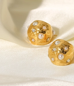 Élégantes boucles d'oreilles dôme en plaqué or 18 carats avec perles et oxydes de zirconium