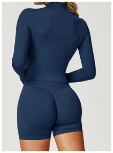 Detailansicht der schnelltrocknenden Navy Yoga-Jacke mit nahtlosen Scrunch-Butt-Shorts