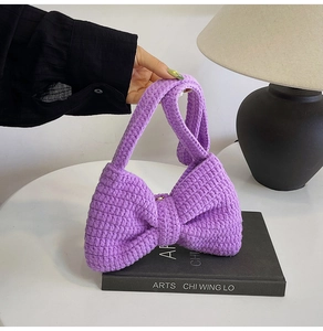 Détails de la maille d'un sac à bandoulière violet en forme de nœud fait main