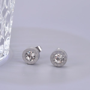 Boucles d'oreilles en titane avec chiffres romains et incrustation de zircon