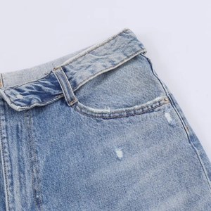 Détails du denim bleu clair avec accents déchirés et texture de tissu haut de gamme