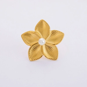 Detailed macro of 18K gold plated flower ring featuring a white pearl and ribbed texture