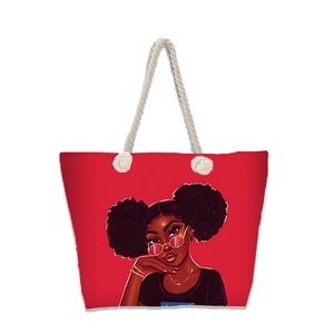 Détail des anses en corde de coton et imprimé africain sur le sac de plage rouge