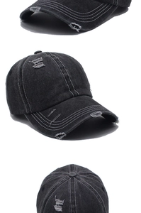 Vista dettagliata del cappellino in denim nero lavato con bordi consumati e cuciture bianche