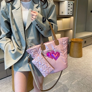 Borsa tote trapuntata metallizzata rosa con motivo a cuore e portamonete coordinato