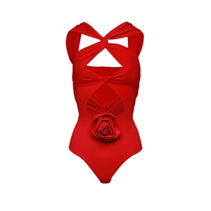 Roter Cut-Out Badeanzug mit Neckholder und 3D-Rosenverzierung für einen eleganten Look