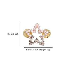 Star-shaped pearl brooch with sparkling rhinestones and measurements 3.5cm by 3cm