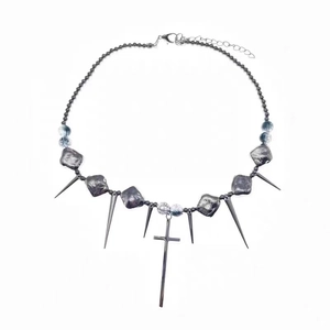 Collana punk in acciaio al titanio con perle grigio scuro, punte e pendente a croce