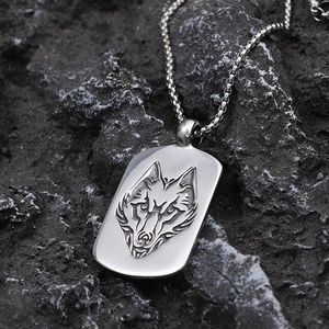 Pendentif rectangulaire Viking tête de loup en acier inoxydable sur fond de roche