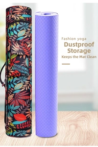 Détail du sac de yoga à motif tropical et tapis de yoga violet antidérapant