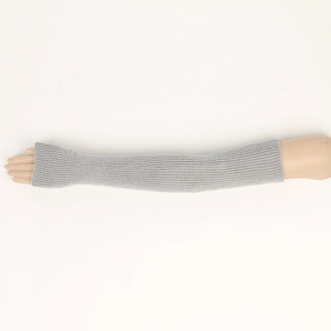 Detailansicht graue Rippstrick Armstulpen lang mit Daumenloch und Textur-Finish