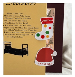 Détail d'autocollants de Noël sur des cartes de poésie vintage avec décor de fête chaleureux