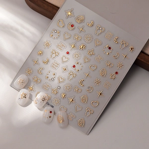 Détails d'autocollants dorés en relief pour ongles avec motifs d'étoiles et de croissants